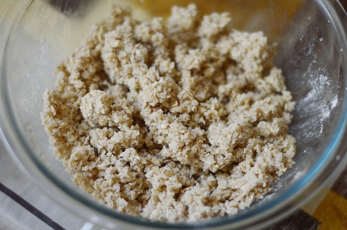 Овсяный крамбл с яблоками
