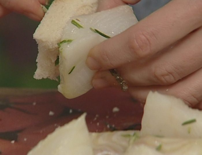 Белая рыба на шпажках 