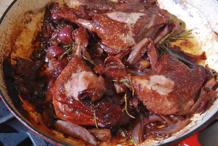 Утиные ножки в красном вине с бальзамическим уксусом и розмарином