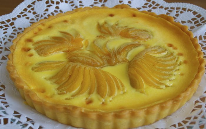 Шоколадно-сливочный тарт с фруктами