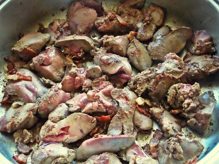 Куриная печень с овощами и гречкой