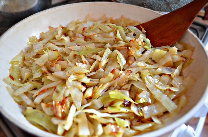 Закусочный блинный пирог с грибами и капустой