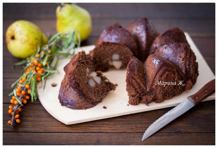 Шоколадная шарлотка с грушей и корицей