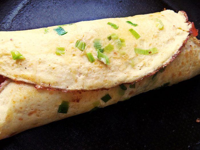 Омлетный рулет с начинкой