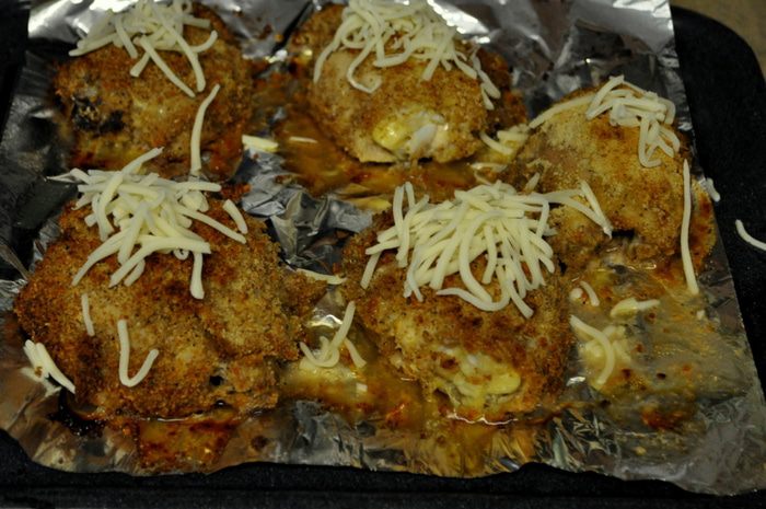 Курица в хлебной крошке с сырами