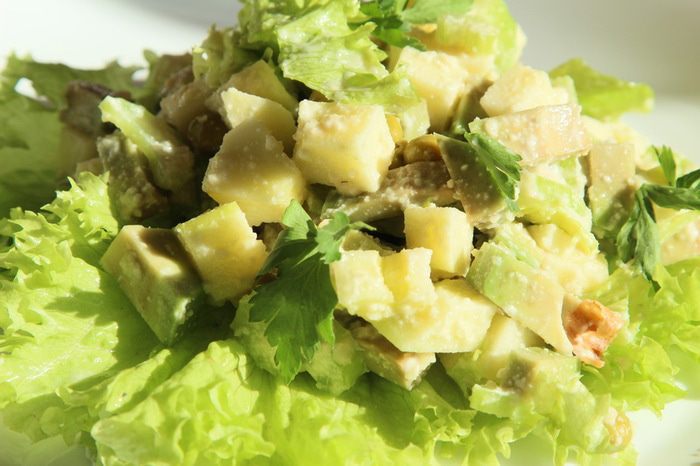 Легкий салат под заправкой из кешью