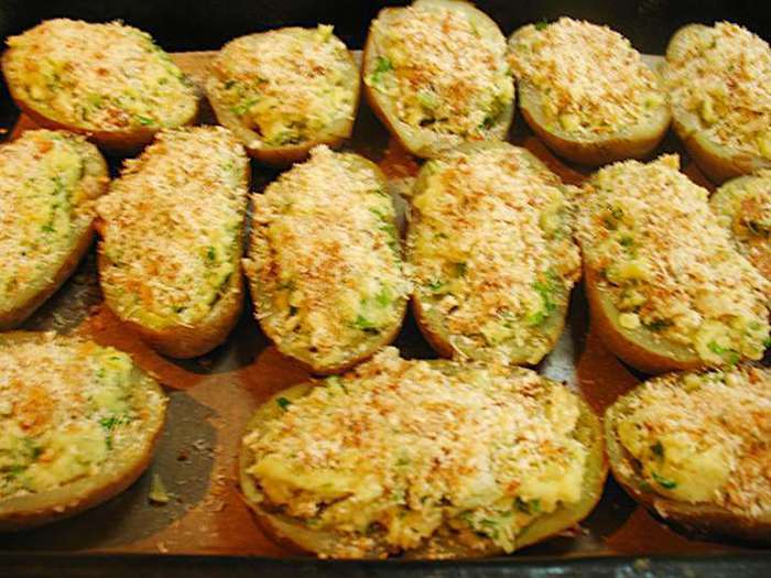 Фаршированный картофель под пармезановой корочкой