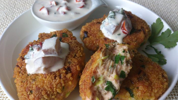 Котлетки из лосося с томатным соусом