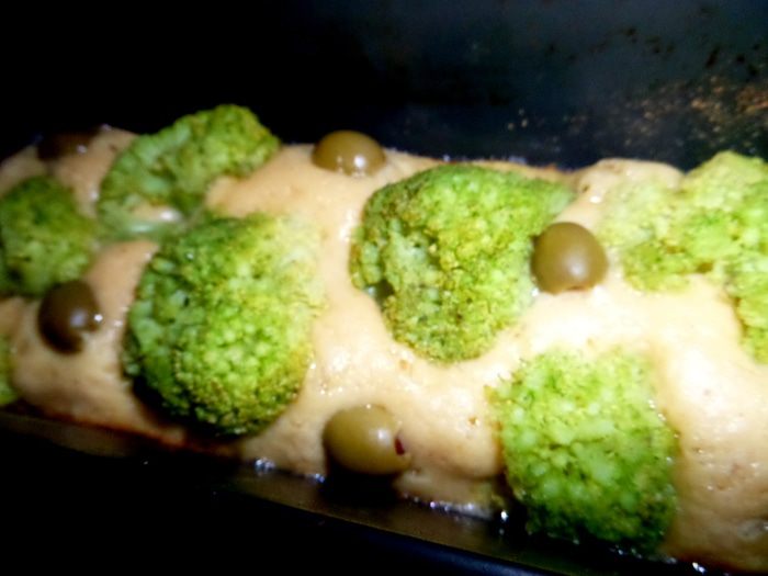 Кекс с брокколи, оливками и пармезаном