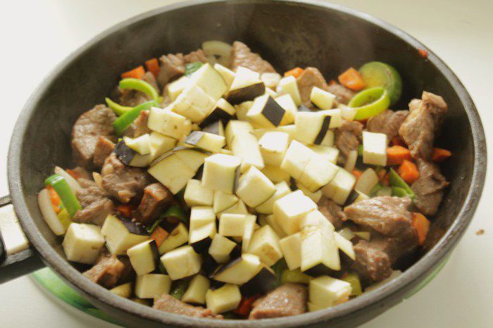 Говядина, тушеная с овощами в томатном соусе