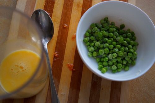 Острый суп с рисом и зеленым горошком 