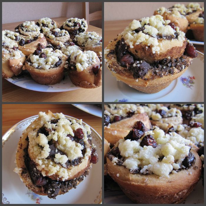 Булочки с шоколадом, вишней и песочной крошкой