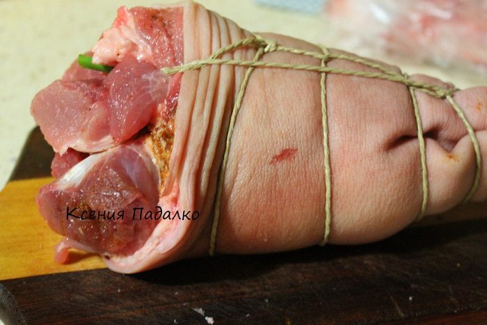 Рулька запеченная с луком и чесноком