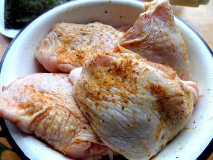 Куриные бёдра с овощами и соусом