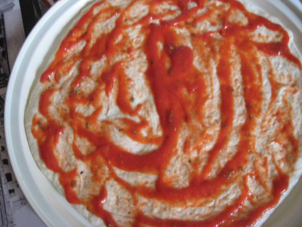 Пицца с тунцом и красным луком