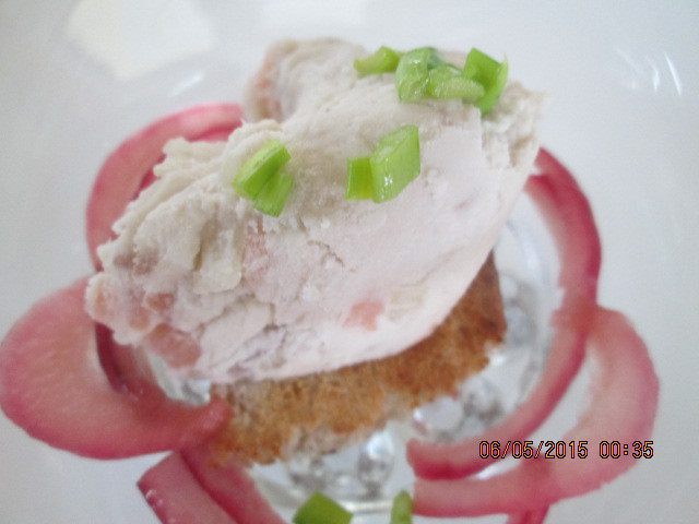 Мороженое-закуска с сельдью и маринованным луком