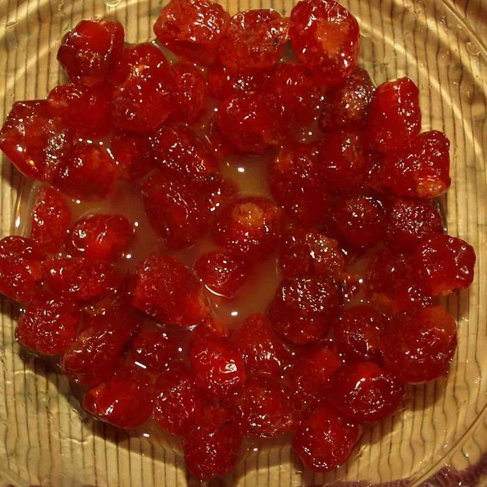 Кекс с сушеной вишней и ганашем из белого шоколада