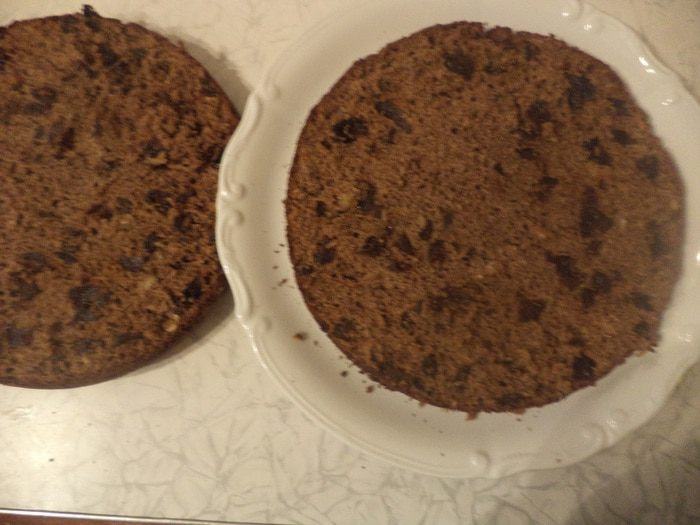 Медовый торт с черносливом и грецкими орехами