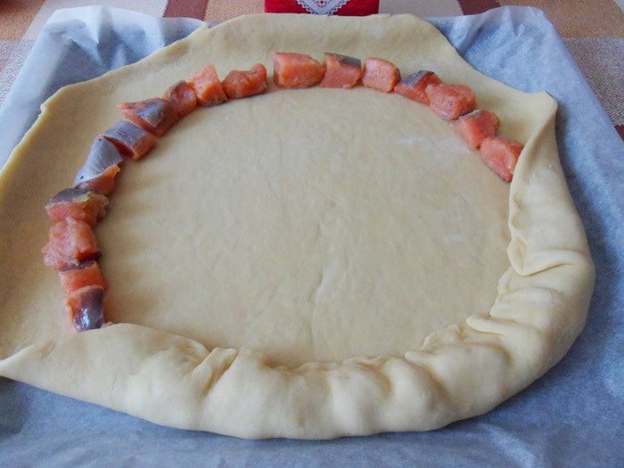 Пирог с лососем и моцареллой