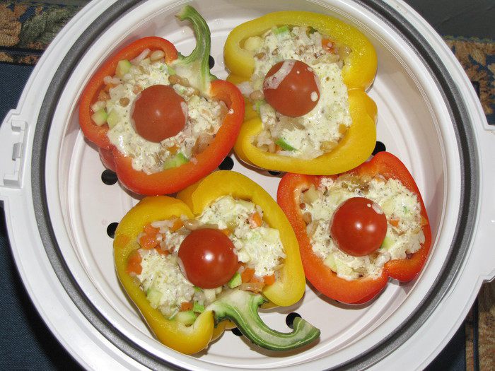 Фаршированный перец с кедровыми орешками в сливочно-сметанном соусе