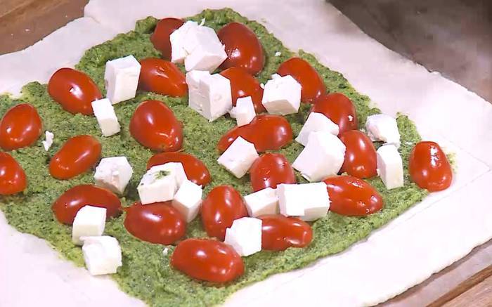 Пирог с помидорами черри и фетой 