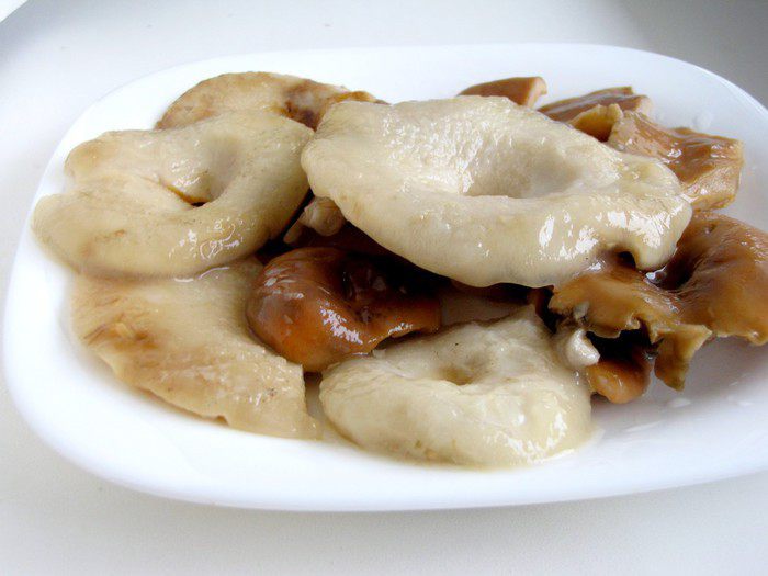 Кулебяка с капустой и солеными грибами