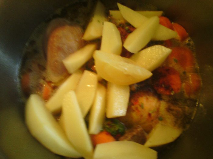 Куриные голени с овощами и брюссельской капустой 