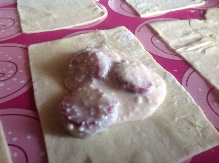 Слойки с творогом и клубникой