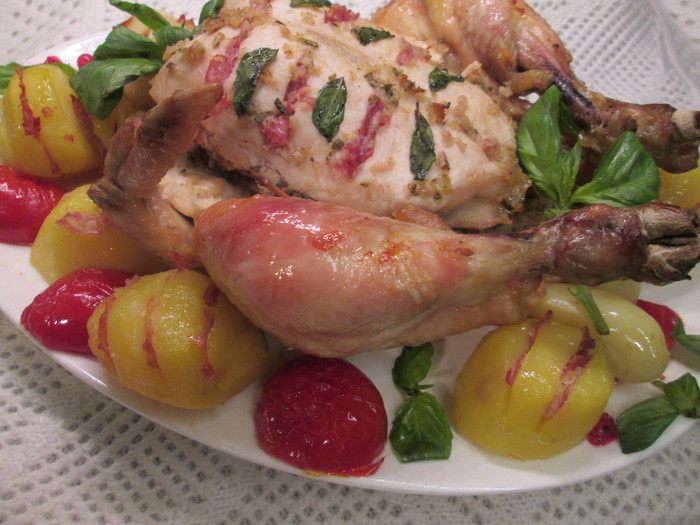 Курица с начинкой из бекона и ароматных трав