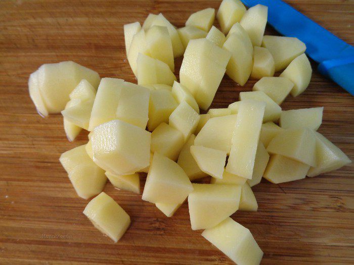 Средиземноморский суп с морепродуктами, рыбой и рисовой лапшой