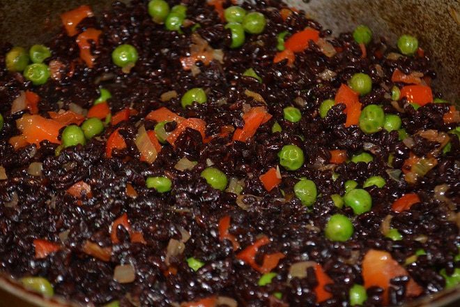 Черный рис с овощами и креветками