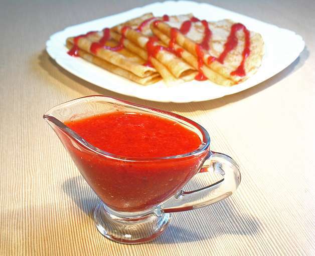 Блины с кокосовой стружкой и клубничным соусом