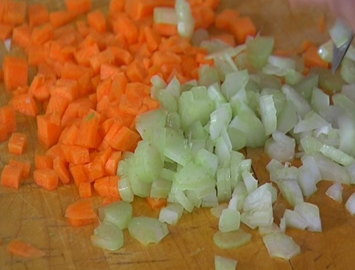 Уютный куриный суп с овощами и спагетти