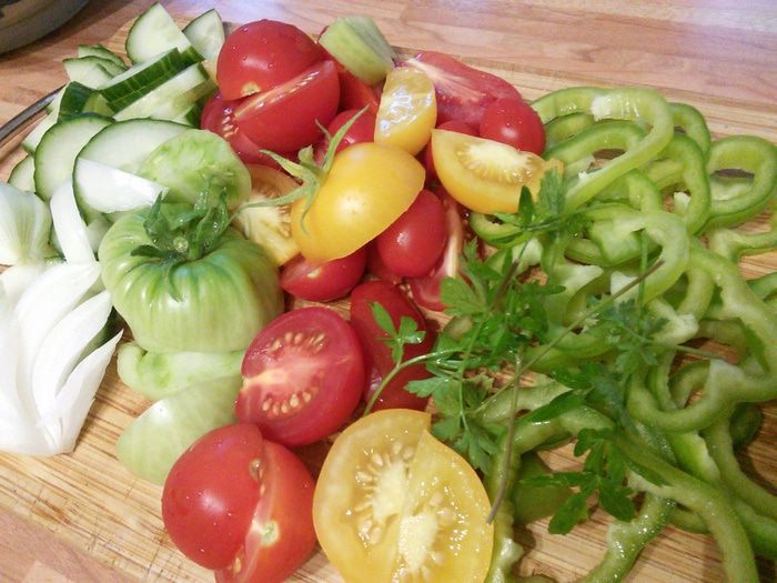 Острый помидорный салат с курицей 