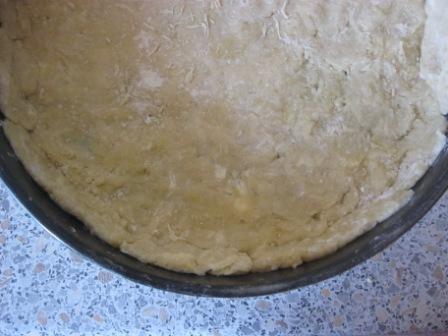 Песочный пирог с творогом и клубничным джемом