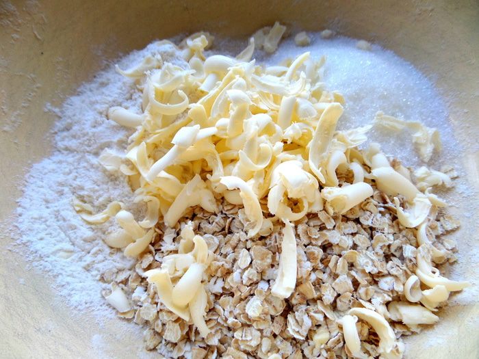 Фруктовый салат с овсяной крошкой и сгущенкой