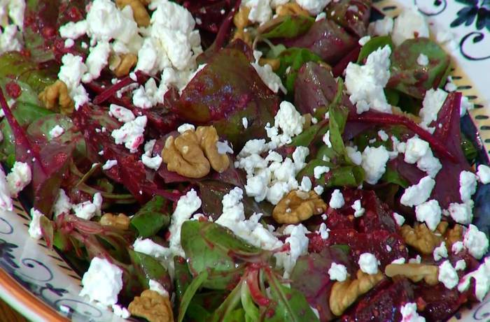 Салат со свеклой, анчоусами и грецкими орехами