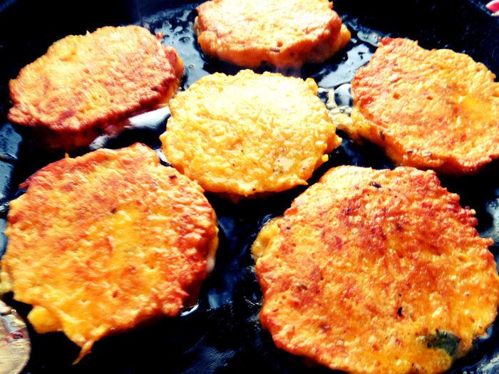 Тыквенные &amp;quot;драники&amp;quot; с пармезаном и курица в итальянских приправах