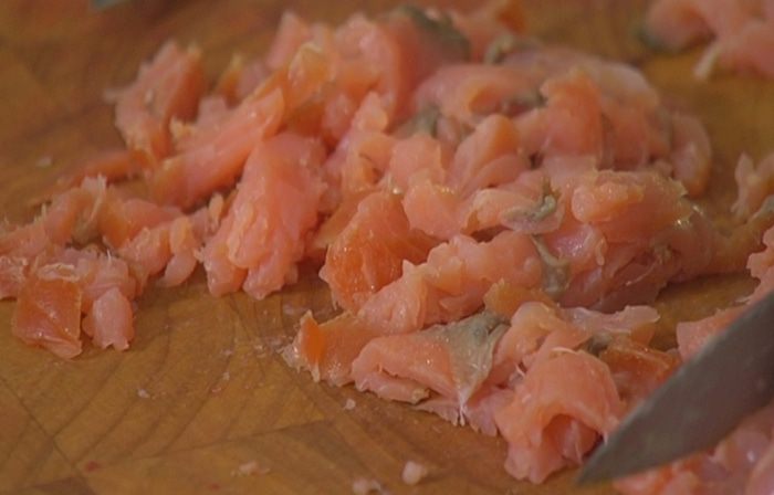 Блины с творогом, пореем и семгой под соусом бешамель