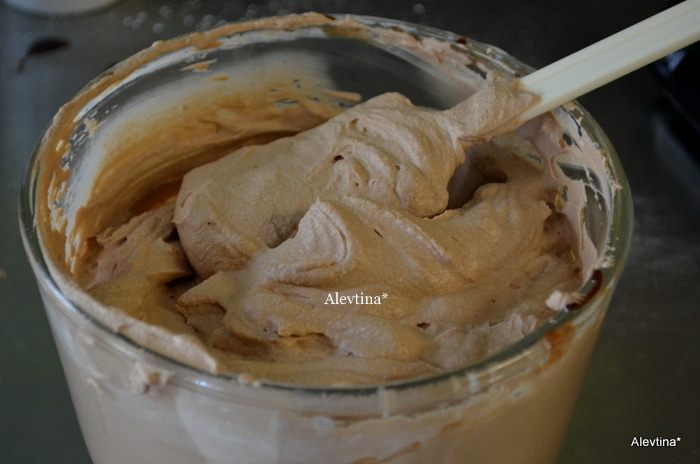 Рулет с пеканом и шоколадной начинкой