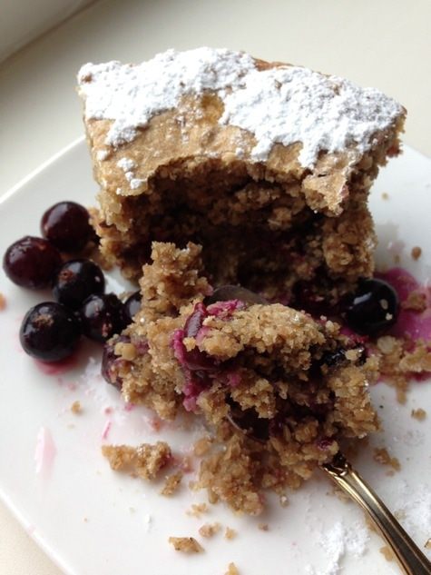 Постный овсяный пирог с халвой и черной смородиной