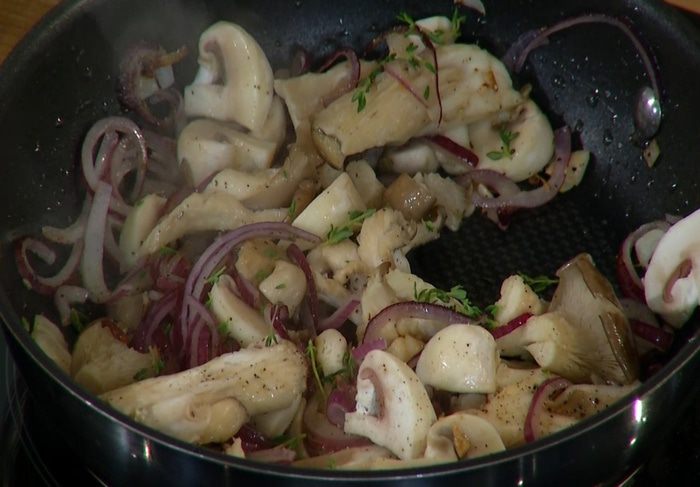 Яйца, запеченные с картофелем, грибами и шпинатом 