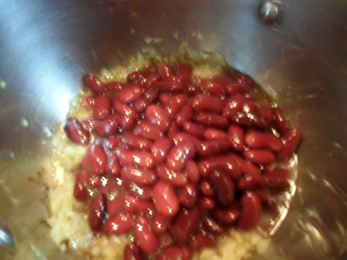 Теплый салат с руколой, фасолью и  кальмарами