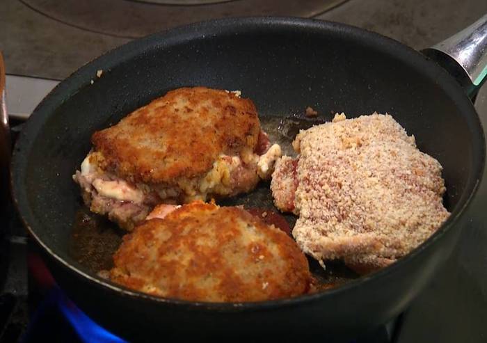 Эскалопы с ветчиной и сыром