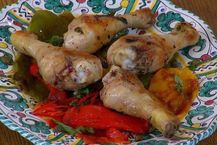 Куриные ножки на гриле со сладким перцем и каперсами  