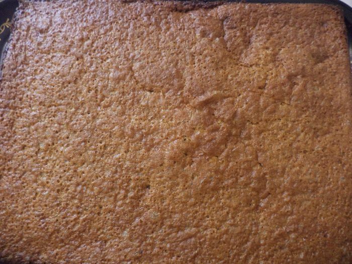 Пряный медовик с ореховой начинкой и масляным кремом