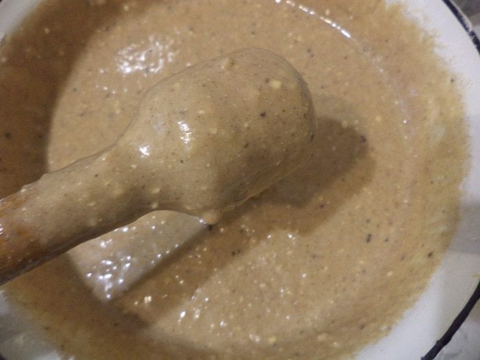 Пряный медовик с ореховой начинкой и масляным кремом