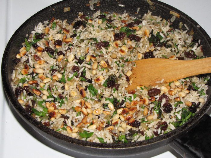 Долма с рисом, изюмом и кедровыми орешками