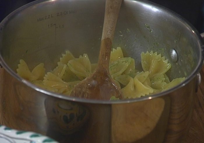 Паста с копченой семгой и песто из каперсов 