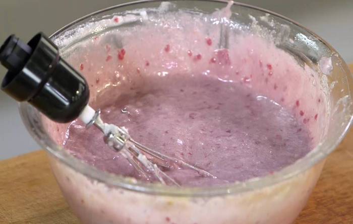 Малиновые вафли с фисташками и медом 